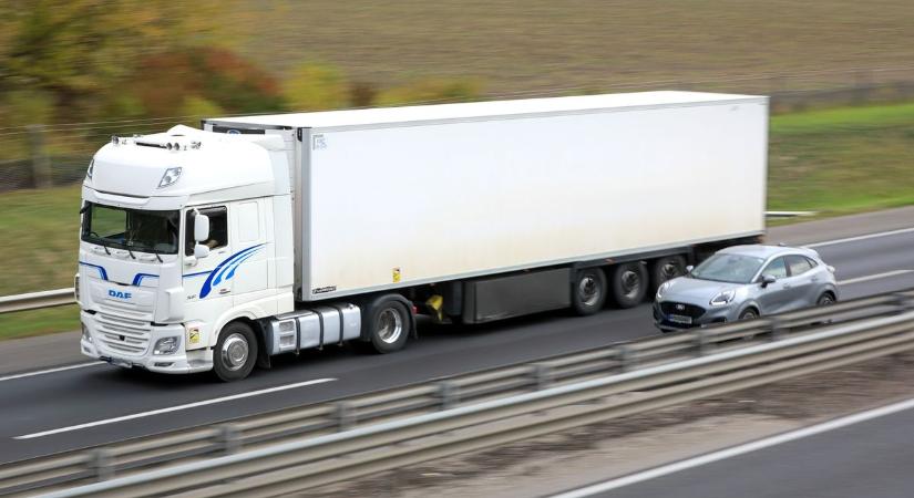 Bontják a terelést Győrnél az M1-esen, két autó egymásnak koccant