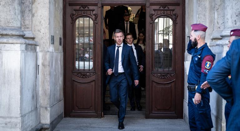 Lengyelországi utazása előtt Magyar Péter még menesztett két helyettes államtitkárt