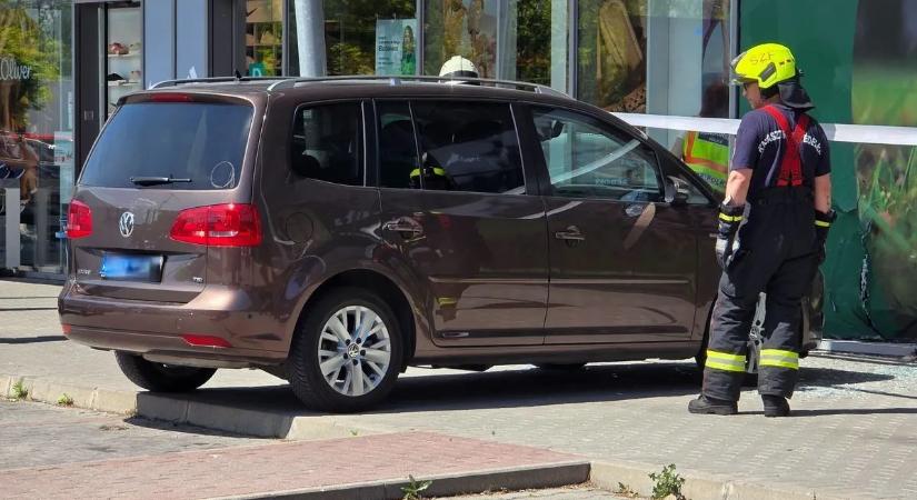 Hatalmas csattanás a Fehérvár Centernél, üzlet kirakatába hajtott egy autó – videó