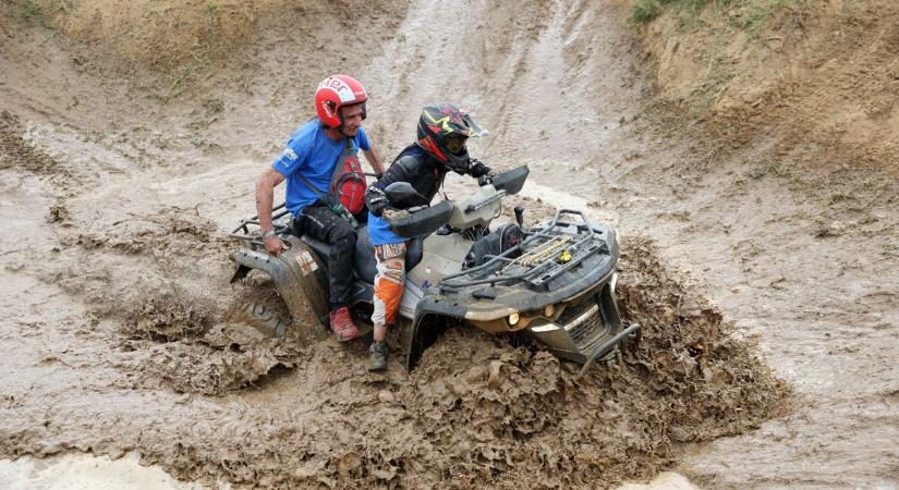 Terepjáróval a siratófalon: 40 éve gyűrik a sarat az off roadosok a szabadság szerelmesei Somogybabodon