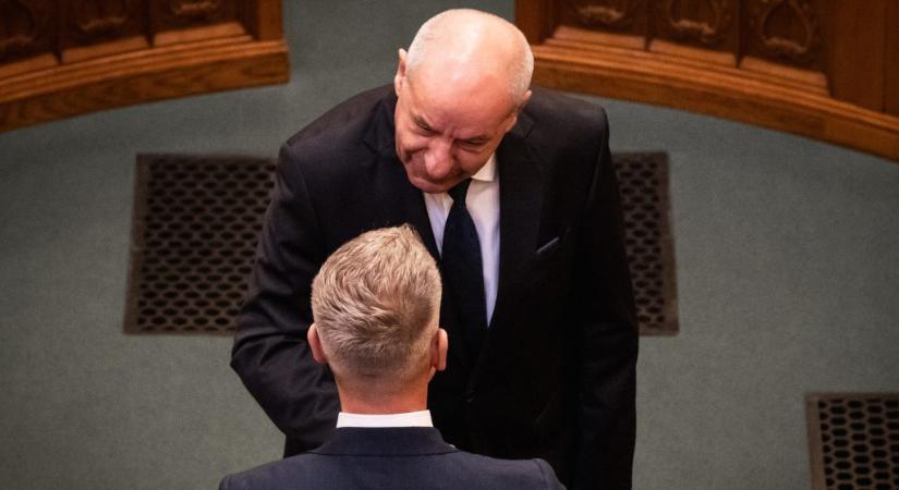 Sulyok Tamás átadja a kegyelmi ügy aktáit