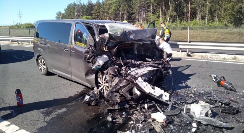 Rommá tört a teherkocsinak rohant kisbusz az M6-oson – mentőhelikopter vitte kórházba az utasát (képek, videó)