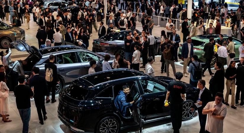 Tarol a Geely, egyre többen vesznek elektrifikált autókat