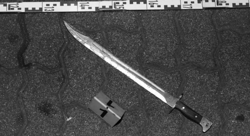 Üzengetésből lett vérfürdő: szuronnyal szúrtak meg egy férfit Pesterzsébeten