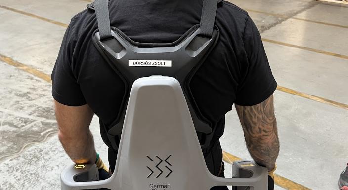 Exoskeletonok segítik a fizikai munkát a JYSK ecseri logisztikai központjában