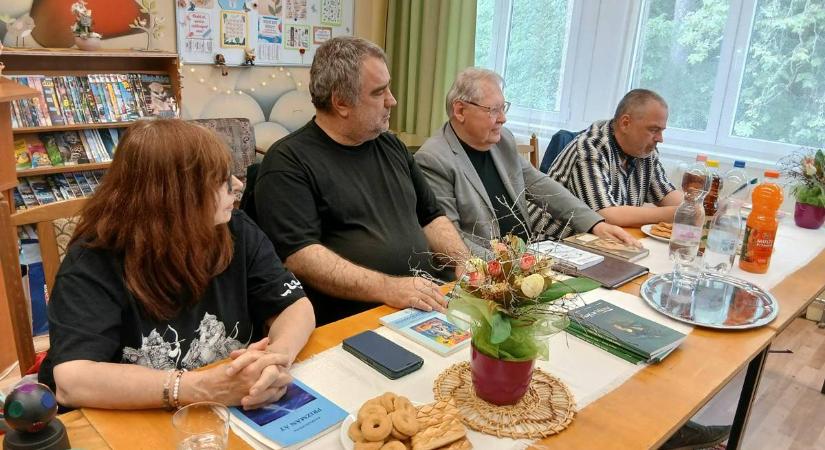 Iskolalátogatáson a Mitracsek Presszó csapata