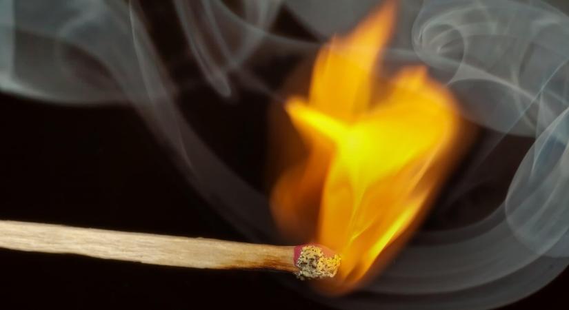 Gyújtogatókat keres a rendőrség: lángba borítottak egy autót Érden