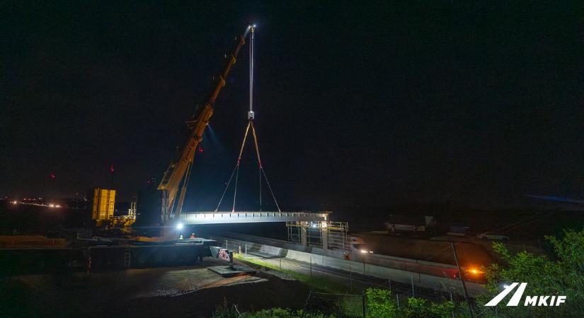 Fotókon a 27 tonnás hídmonstrum beemelés az M1-esen, éjszaka újabb óriást mozgatnak