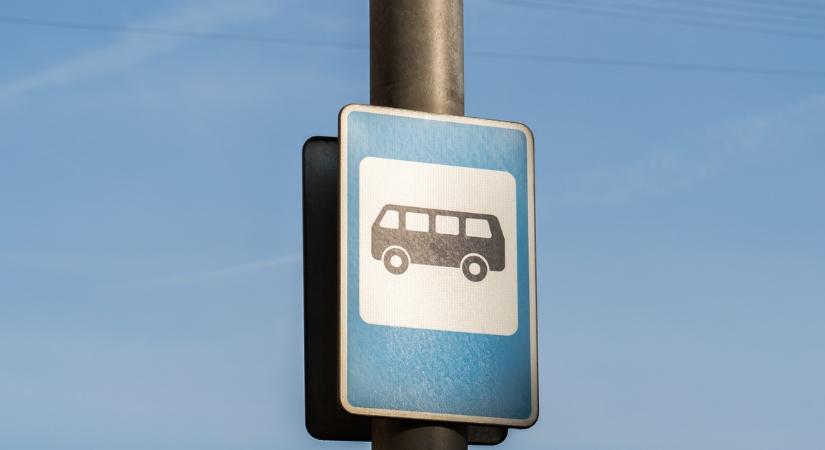 Buszmegállóban tombolt egy férfi Miskolcon, egy milliós értékű automatát szét is vert – videó