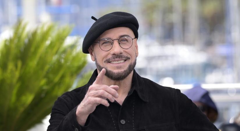 John Travolta végre elmagyarázta, mi áll a nagy stílusváltása mögött