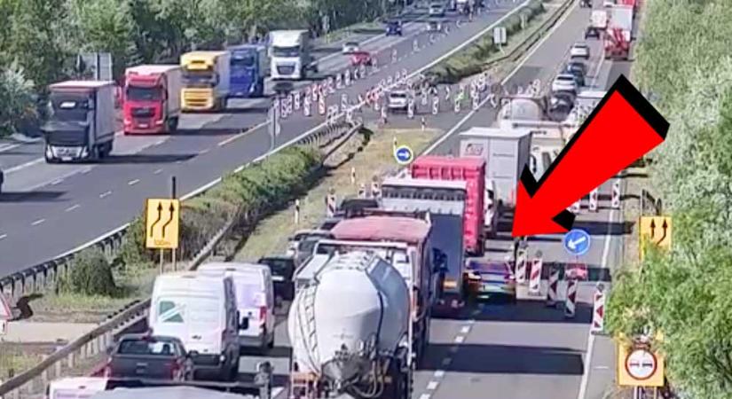 Összenyomta a kamion a pofátlan autóst az M7-esen: Centiken múlt a tömegszerencsétlenség a terelésnél – VIDEÓ