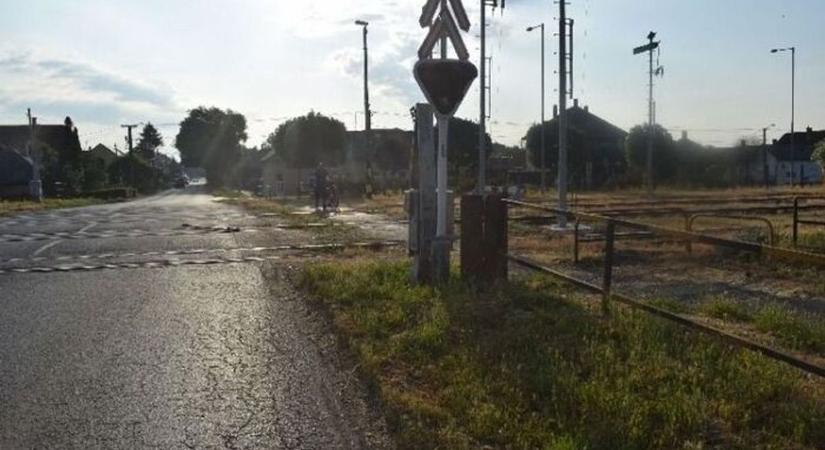 A tilos a jelzés ellenére átszáguldott a vasúti átjárón és letarolta a sorompót – most a rendőrség keresi