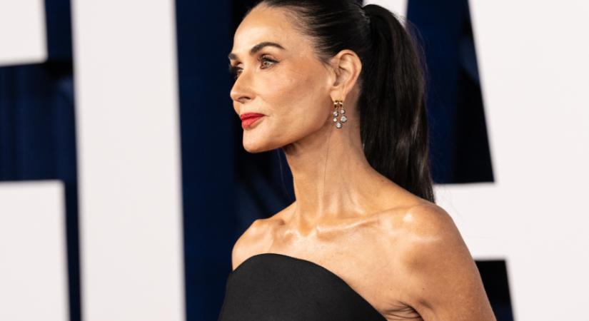 Demi Moore tovább ragyog Cannes-ban: most egy fekete tollas szettel hódított a vörös szőnyegen