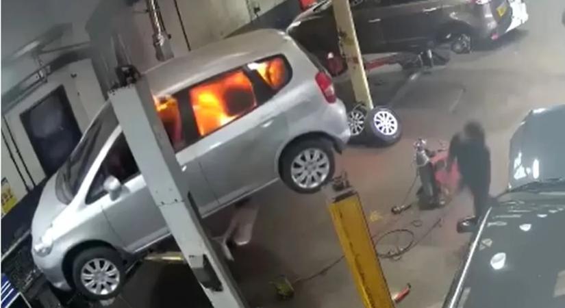 Videón, ahogy hegesztés közben kigyullad az autó a műhelyben