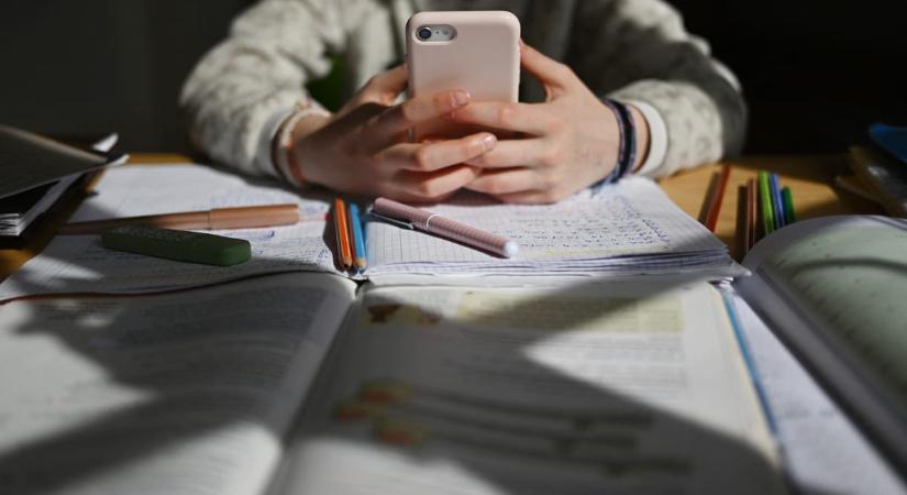 A KDNP benyújtotta: 13 éves kor alatt egyáltalán ne lehessen online platformokat használni, 16 éves korig pedig csak korlátozottan