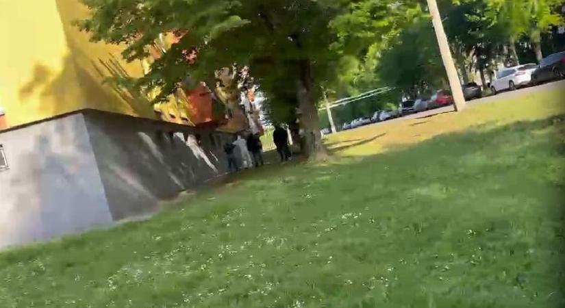 Megdöbbentő fejlemények: kábítószert fogyasztottak és veszekedtek, menekülésként ugorhatott a 17 éves lány
