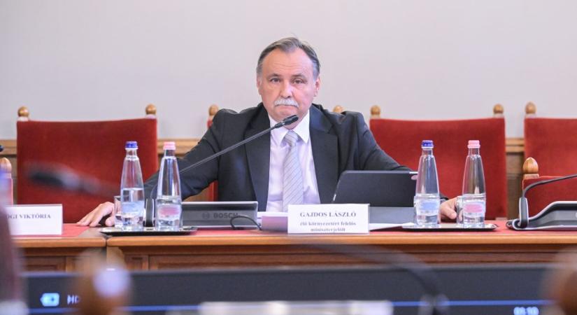 Gajdos László felszólította a BYD-t, hogy azonnal fejezzék be a könyezetkárosító építkezést