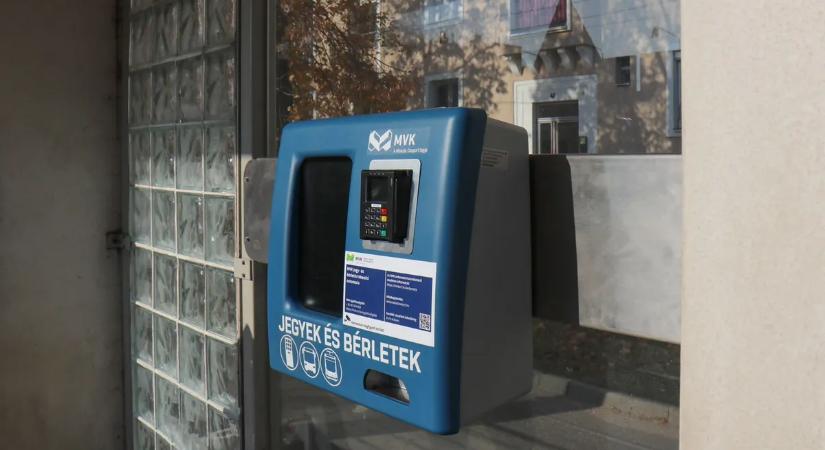 Kamera rögzítette, ahogy nekiesik a jegykiadó automatának, a kár több millió forint
