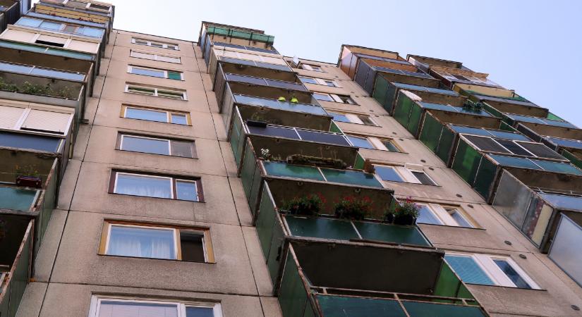 Őrizetbe vették a barátját a 17 éves lánynak, aki lezuhant a negyedikről, és meghalt