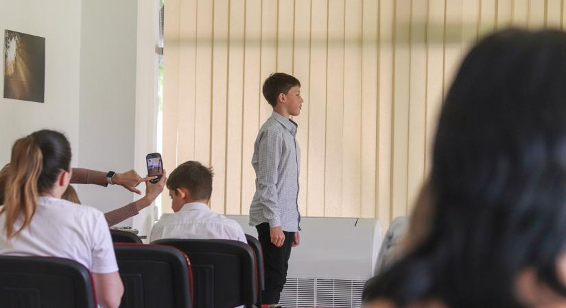 Iskolások számára szervezett versmondó versenyt az RSZSZK