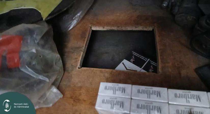 Titkos rekeszekben állt a cigaretta, a NAV szólt a tulajdonosnak, hogy ideje hazajönnie