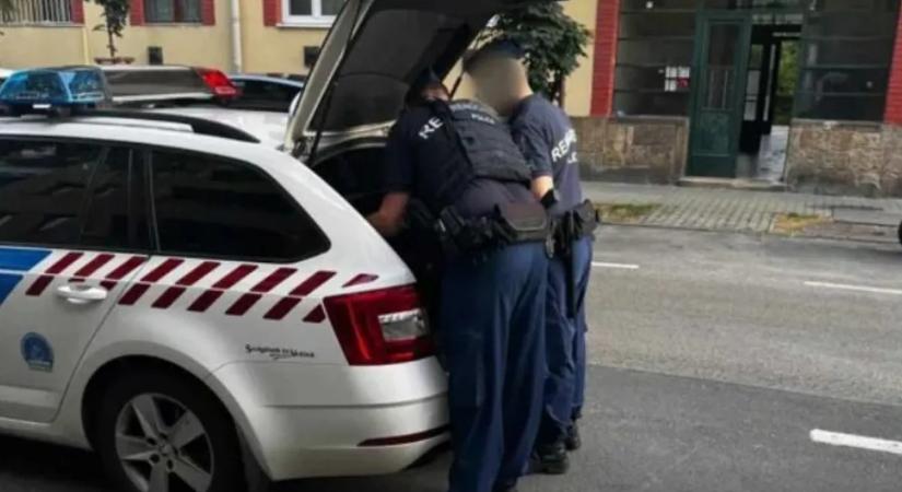 Összevesztek a cigarettafüst miatt, a budapesti társasház folyosóján vérzett el a megkéselt lakó