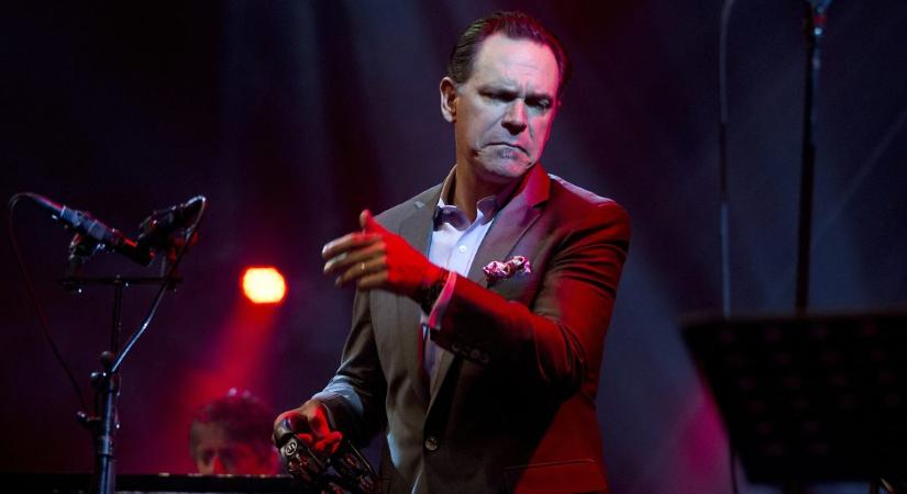 Válogatott magyar fúvósokkal lép fel a világ egyik legnagyobb jazzénekese a Margitszigeten