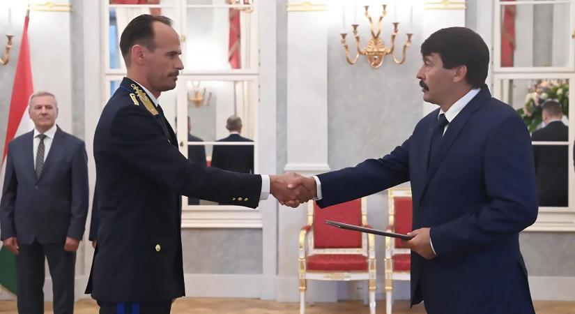 Menesztik az Információs Hivatal főigazgatóját