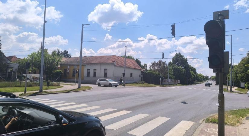 Két napja sötétek a tatai jelzőlámpák a forgalmas kereszteződésben