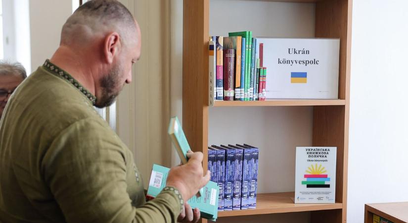 Ukrán könyvespolccal bővült a Bródy Sándor Könyvtár Egerben