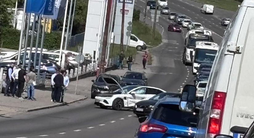 Hatalmas a káosz a Pécsváradi úton: három autó karambolozott, több száz méteres dugó alakult ki