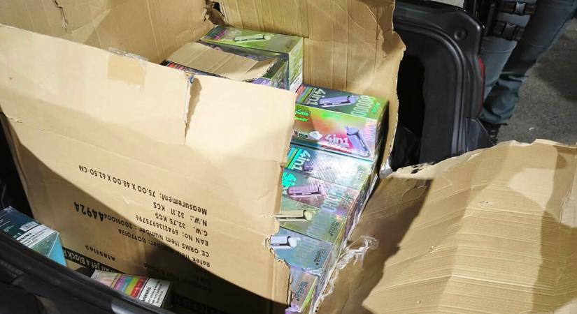 Meghökkentő fordulat: e-cigi helyett földdel voltak megtöltve a dobozok