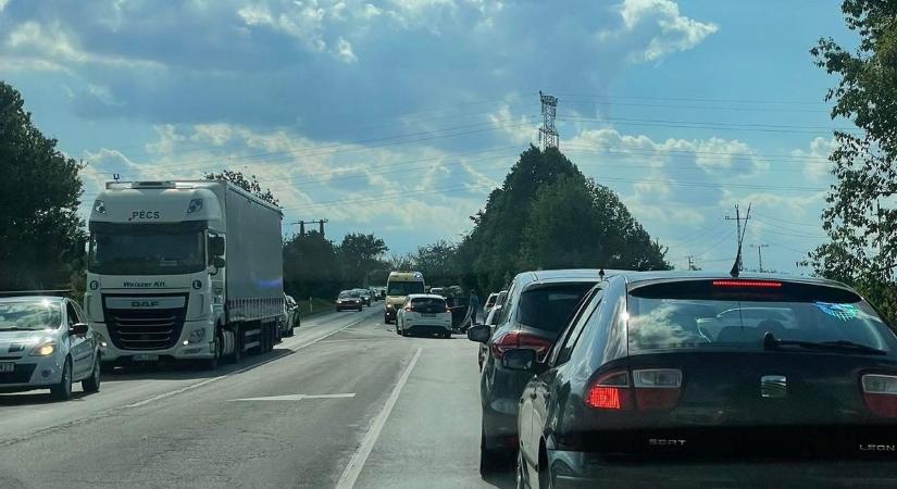 Hihetetlen! Itt az újabb baranyai baleset, nagy mennyiségű törmelék és motorolaj került az úttestre