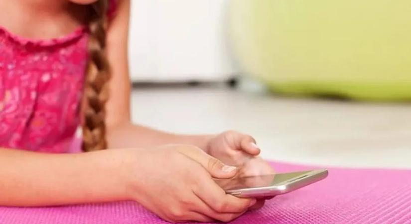 Erősen korlátozná a magyar gyerekek Facebook-hozzáférését a KDNP