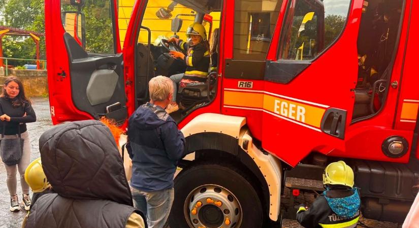 Tűzoltóautóba is beülhettek a gyerekek az egri családi napon