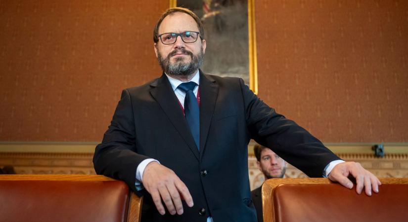Míg a fél Tisza-kormány Lengyelországban van, Kármán András Budapesten tárgyal Von der Leyen embereivel