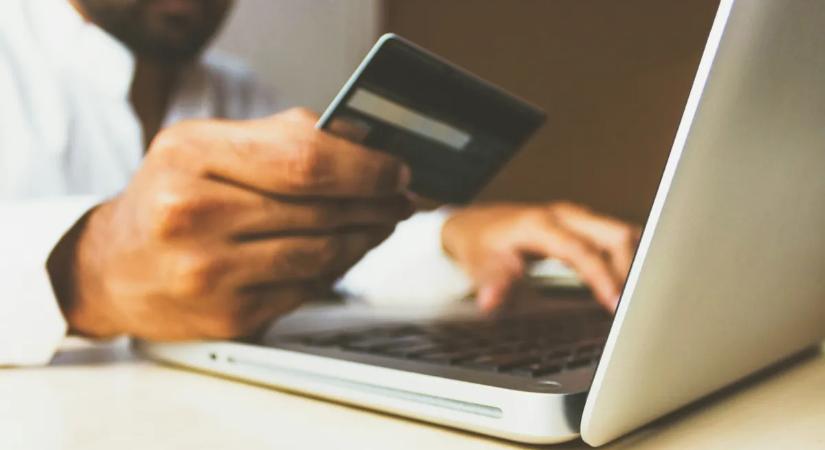Újabb csalásokkal akarnak kaszálni: Milliókat kerestek az ártatlan áldozaton az MI-csalók