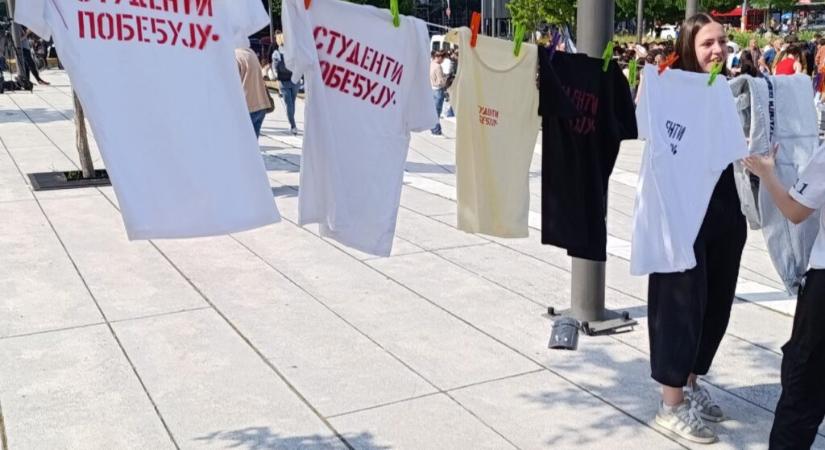 Az egyetemistákat és a haladókat rendőrkordon választja el egymástól a Slaviján