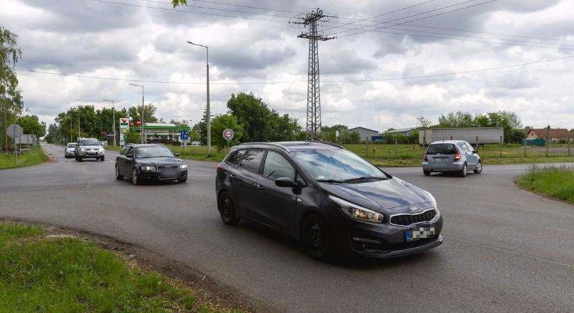 Kaotikusak és életveszélyesek a kereszteződések a hajdú-bihari városban, ész nélkül hajtanak egymás elé az autók – fotókkal, videóval