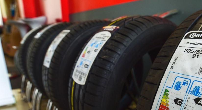 Tényleg gyorsabban kopnak az elektromos autók gumijai és többet is kell rájuk költeni? Mutatjuk!
