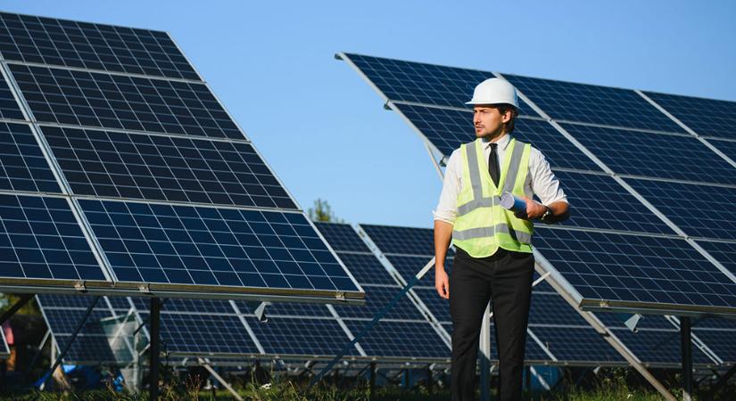 A napenergia 2035-re uralhatja az energiapiacot, de az adatközpontok miatt maradnak a fosszilisek is