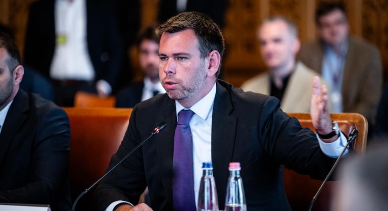 Vitézy Dávid: Lázár János mindent megtett azért, hogy a lehető legrosszabb viszony alakuljon ki az osztrákokkal