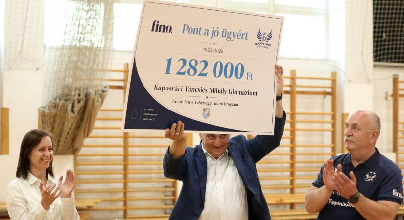 Sokat értek a beütött pontok: 1,3 millió forinttal támogatták a kaposvári diákokat a röplabdások