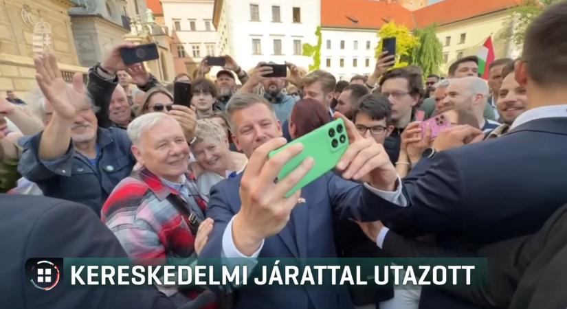 Szelfizett az utasokkal, majd Krakkóban tárgyalt Magyar Péter