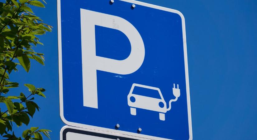 Ellenzik a dupla parkolási díjat a villanyautósok, új javaslatot tettek a fővárosi vezetésnek