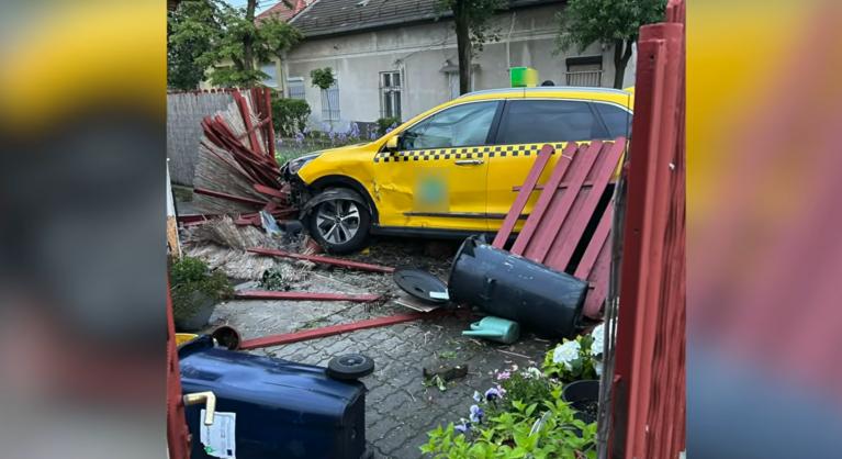 Átszakította a kerítést, majd egy családi ház kertjében kötött ki egy taxi Pesterzsébeten