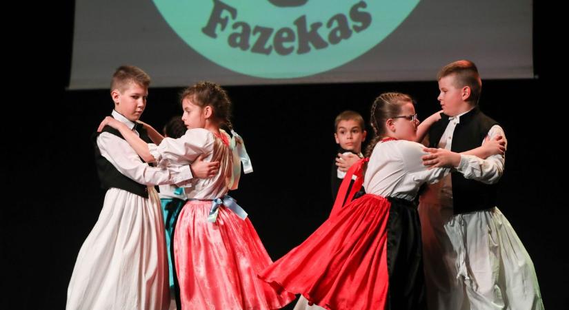 Két estén át ropják a Fazekas iskola táncosai a Művészetek Házában - fotókkal, videóval