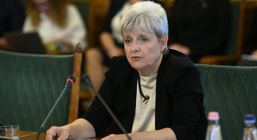 Az új oktatási miniszter bement a minisztériumába és találkozott a dolgozók egy csoportjával