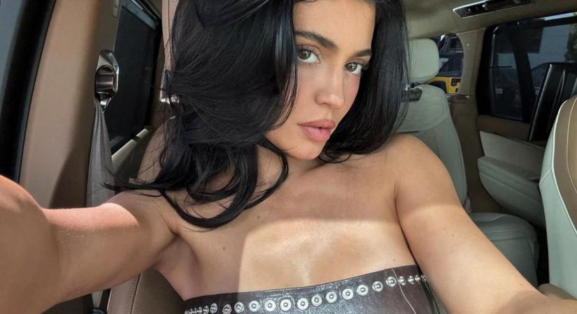 Hűha: Kibuggyannak Kylie Jenner mellei - Fotó