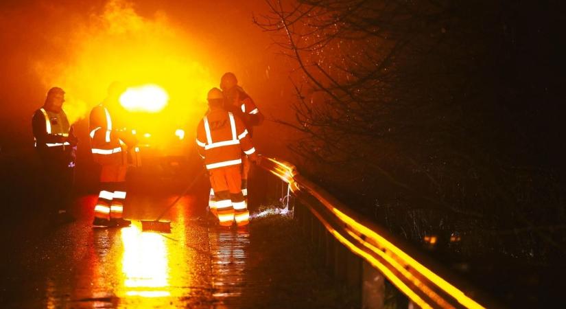 Karambolok után autótűz: lángba borult egy autó Pécsen
